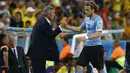 Diego Forlan (kanan), tertunduk keluar lapangan usai gagal membawa Uruguay masuk ke babak 8 besar Piala Dunia setelah kalah 0-2 dari Kolombia di Stadion Maracana, Rio de Janeiro, (29/6/2014). (REUTERS/Kai Pfaffenbach)