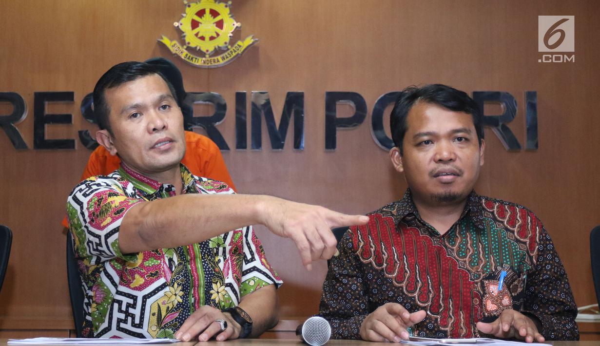 Kasubdit II Direktorat Tindak Pidana Siber Bareskrim Polri, Kombes Pol Rickynaldo (kiri) saat rilis kasus peretasan situs PN Sulawesi Tenggara diperlihatkan saat rilis di Bareskrim Mabes Polri, Jakarta, Jumat (9/11). (Liputan6.com/Helmi Fithriansyah)
