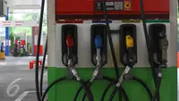 Mesin pengisian ulang bahan bakar minyak di salah satu SPBU, Jakarta, Selasa (15/3). Pertamina menurunkan harga bahan bakar minyak (BBM) umum Pertamax, Pertamax Plus, Pertamina Dex, dan Pertalite Rp 200 per liter. (Liputan6.com/Angga Yuniar)