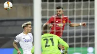 Kiper Copenhagen, Karl-Johan Johnsson, mengamati pergerakan bola saat melawan Manchester United pada laga Liga Europa di Stadion Rhein Energie, Senin (10/8/2020). MU menang tipis 1-0 atas Copenhagen.  (Wolfgang Rattay/Pool via AP)