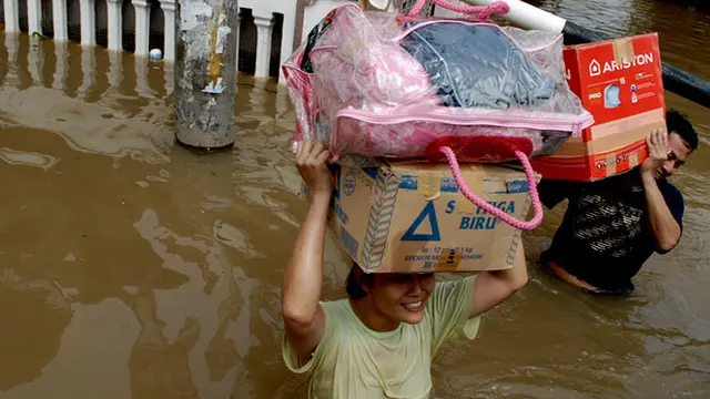 Banjir menrendam ratusan rumah di Kampung Pulo, Jatinegara Jakarta Timur dan dikawasan Kedoya Selatan, Jakarta Barat.