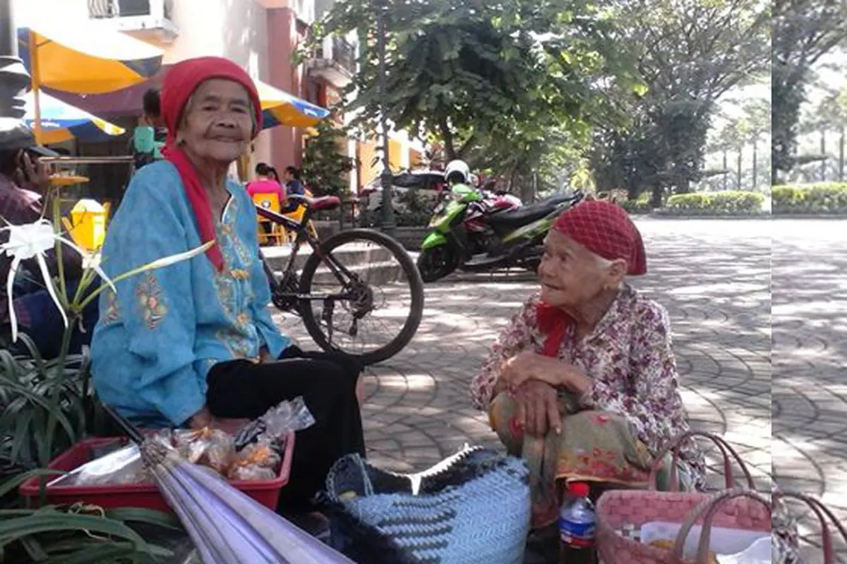 Miris, 2 Nenek Bersaudara Ini Jualan Keliling untuk Sambung Hidup