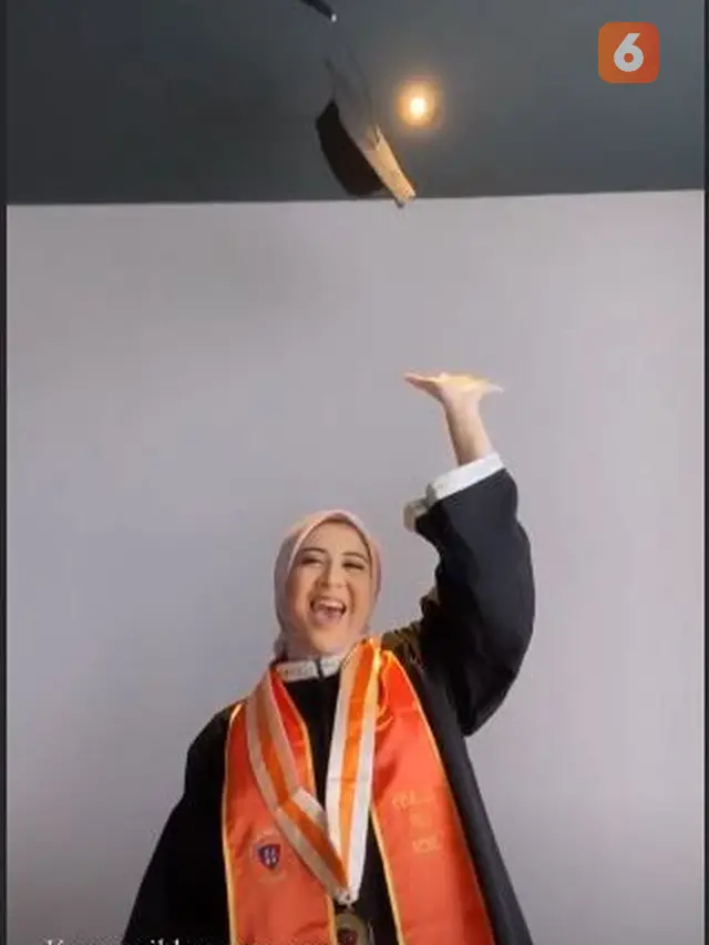 6 Momen Bahagia Kesha Ratuliu saat Wisuda, Ditemani Tunangannya