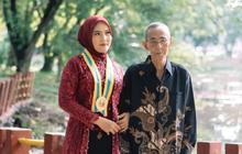 Hanya Ditemani Kakek saat Wisuda, Kisah Perjuangan Perempuan Ini Bisa Wisuda Lewat Beasiswa Curi Perhatian