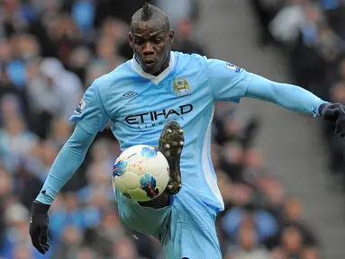 Mario Balotelli pertama kali datang ke Premier League pada musim panas 2010. Ketika itu, Manchester City yang diasuh Roberto Mancini memboyongnya dari Inter Milan. Balotelli pindah ke Etihad Stadium setelah ditebus dengan harga 29,5 juta euro. Kariernya di klub berakhir setelah dilepas ke AC Milan pada musim dingin 2013. (ANDREW YATES / AFP)