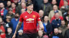 Phil Jones - Bek asal Inggris ini merupakan salah satu pemain senior di Manchester United saat ini. Dirinya sudah memperkuat Setan Merah sejak tahun 2011. Selama berkarier di MU, Jones pernah merasakan sekali gelar juara Premier League, mengangkat trofi Liga Europa dan FA Cup.