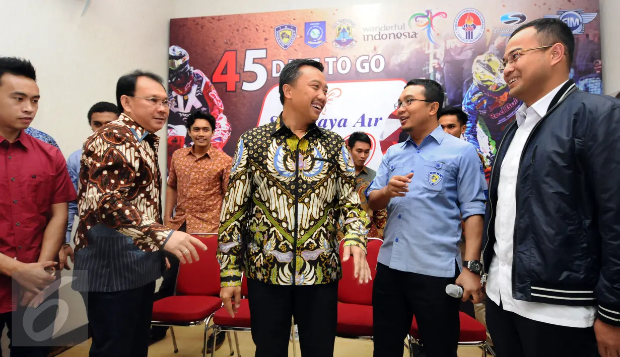 Menpora, Imam Nahrawi (tengah) berbincang dengan Ketua PP IMI, Sadikin Aksa usai memberi keterangan terkait ajang MXGP 2017 di Jakarta, Rabu (18/1). Ajang MXGP 2017 akan digelar di kota Pangkal Pinang, 4-5 Maret. (Liputan6.com/Helmi Fithriansyah)