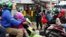 Polisi bersenjata laras panjang berjaga di jalur pantura Jalan Jenderal Ahmad Yani, Bypass, Kota Cirebon, Kamis (22/6). Pasukan bersenjata lengkap diterjunkan untuk mengantisipasi gangguan keamanan selama arus mudik Lebaran.  (Liputan6.com/Johan Tallo)
