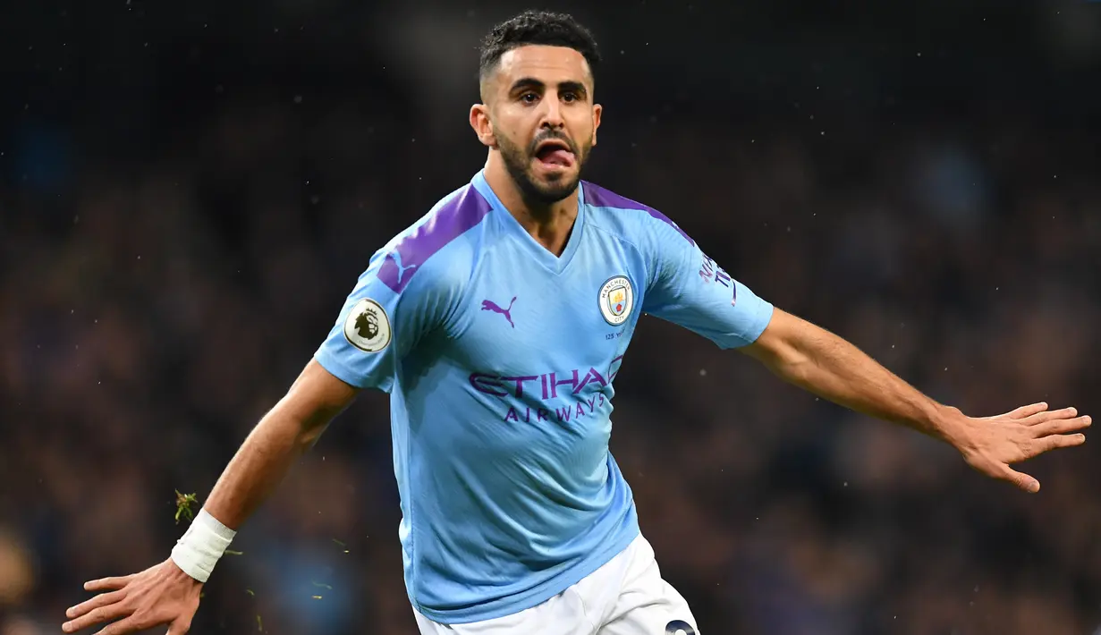Riyad Mahrez (Aljazair) - Mahrez juga semakin bersinar usai menjuarai Premier League bersama Manchester City pada 2019. Gelandang berusia 29 tahun ini juga dinobatkan menjadi Pemain Terbaik Premier League pada 2016. (AFP/Paul Ellis)