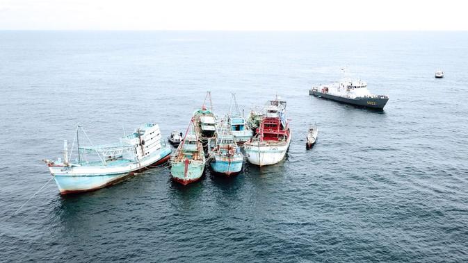 Menteri KKP Susi Pudjiastuti menenggelamkan 18 Kapal Perikanan Asing (KIA) ilegal di Perairan Pulau Datuk, Mempawah, Kalimantan Barat, Minggu (6/10). Pada tanggal 4 Oktober 2019, sebanyak 3 kapal juga telah dimusnahkan di Sambas. (Foto: KKP)