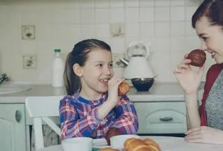 Anak cenderung meniru orang tuanya. Jika orang tua juga fokus makan tanpa sibuk dengan gawai, anak akan lebih mudah mengikuti. (Foto: Vitaly Gariev/Unsplash)