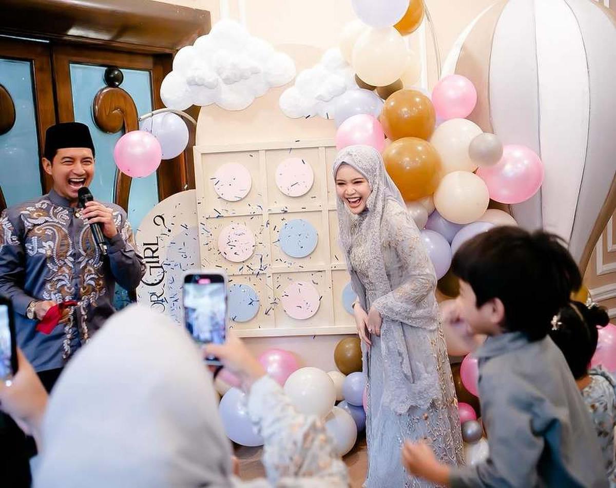 8 Potret Chand Kelvin Tasyakuran 4 Bulanan Kehamilan Istri Sekaligus Gender Reveal, Bakal Punya Anak Cowok