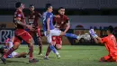 Persib mendominasi jalannya pertandingan. Tim Maung Bandung mengandalkan serangan dari lini sayap. Namun sayang duel kedua tim berakir dengan skor 0-0. (Bola.com/Bagaskara Lazuardi)