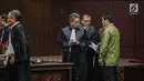 Tim Hukum Prabowo-Sandiaga berunding usai hakim menskors sidang putusan hasil sengketa pilpres 2019 di Gedung Mahkamah Konstitusi (MK), Jakarta, Kamis (27/6/2019). Hakim Ketua Anwar Usman menskors sidang selama satu jam untuk istirahat dan salat. (Liputan6.com/FaizalFanani)