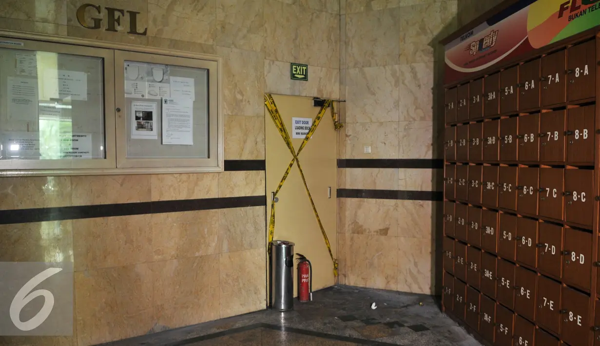 Salah satu pintu Apartemen Parama diberi garis polisi , Jakarta, Selasa (16/8). Apartemen itu telah disegel sejak tanggal 14 Maret 2016 karena tidak memiliki Sertifikat Layak Fungsi (SLF). (Liputan6.com/Gempur M Surya)