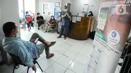 Dokter Desman Siahaan memberikan sosialisasi langsung mengenai tata cara rumah sakit rujukan kepada pasien BPJS Kesehatan yang sedang antre berobat di Faskes Tingkat 1 Klinik Kesehatan Prima Husada di Depok, Jawa Barat, Senin (23/5/20222). Sejumlah terobosan saat ini dilakukan paramedis di Faskes Tingkat 1, diantaranya sosialisasi langsung  di tempat bagi pasien peserta program JKN mengenai proses rujukan pasien. (merdeka.com/Arie Basuki)