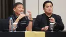 Ketua Persatuan Sepak Bola Seluruh Indonesia (PSSI), Erick Thohir dan Direktur Utama PT Liga Indonesia Baru (LIB) Ferry Paulus, memberikan keterangan saat jumpa pers di Menara Danareksa, Jakarta Pusat, Kamis (20/6/2024). (Bola.com/M Iqbal Ichsan)