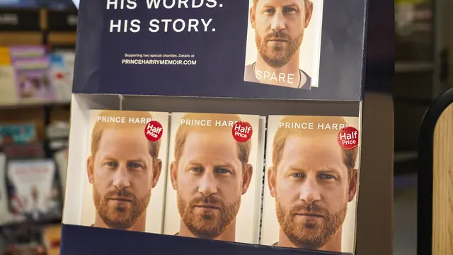 Penampakan Buku Pangeran Harry yang Gemparkan Kerajaan Inggris