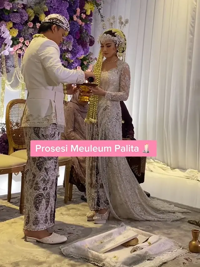 Prosesi adat pernikahan Rizky Febian dan Mahalini (Instagram/thebidestory)
