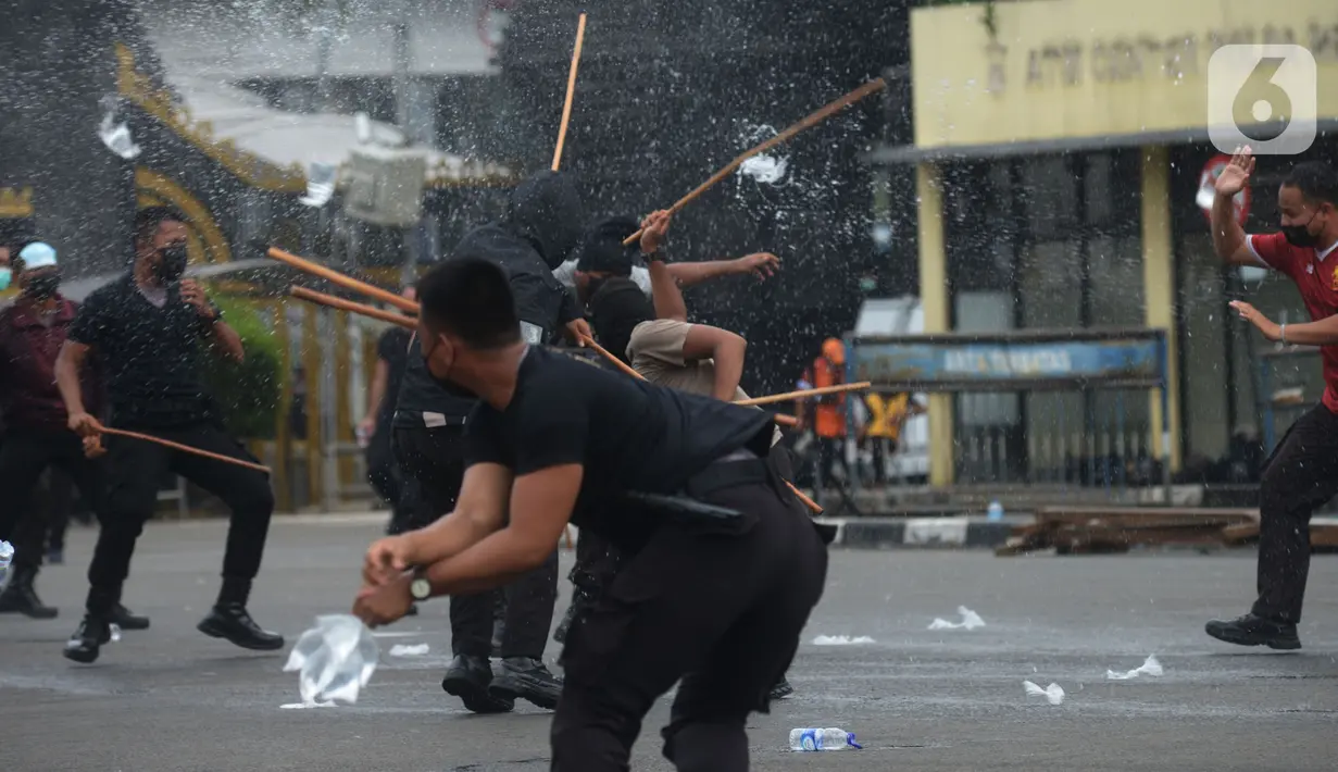 Anggota polisi melakukan simulasi pembubaran tawuran warga dalam upacara penutupan pelatihan Tim Patroli Perintis Presisi di Polda Metro Jaya, Selasa (30/11/2021). Pasukan yang tampil dalam berbagai macam peragaan dan keahlian itu ditempa dalam latihan selama dua pekan. (merdeka.com/Imam Buhori)