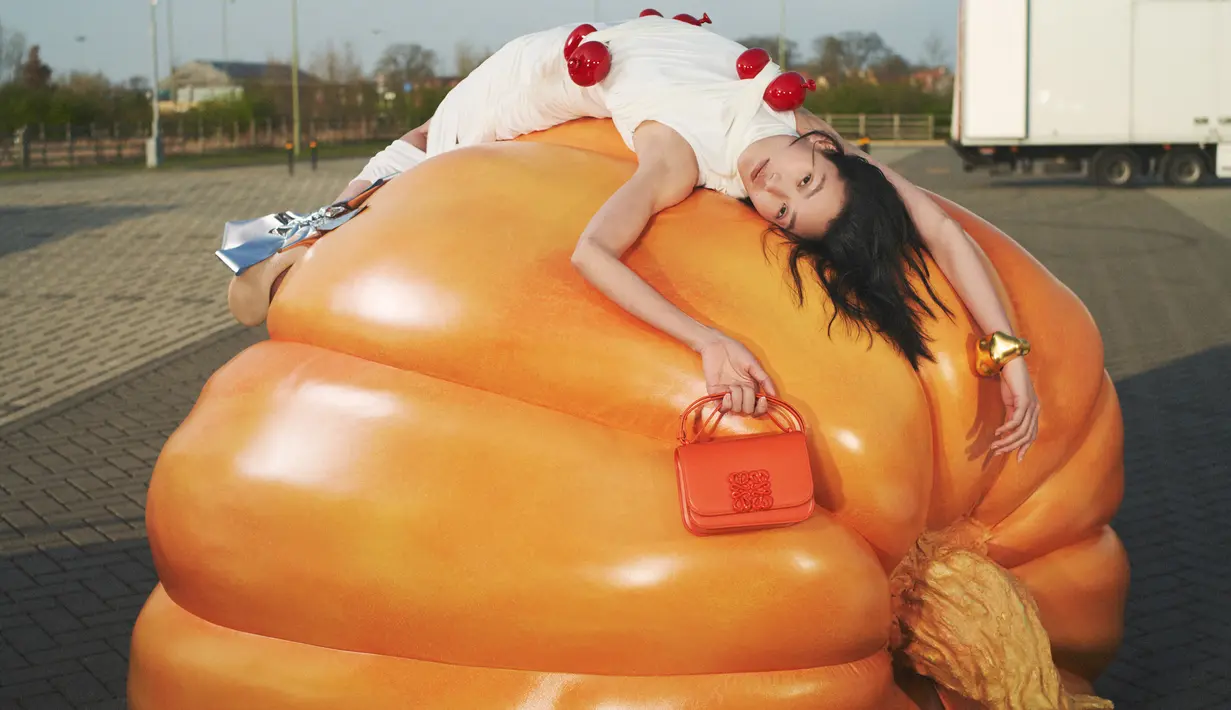 Karya-karya apik tak biasa dapat terlihat pada moulded leather dresses, dengan dengan sampiran bustiers. draped dresses dengan lips breast plates dan balloon bras. /Foto dok LOEWE.