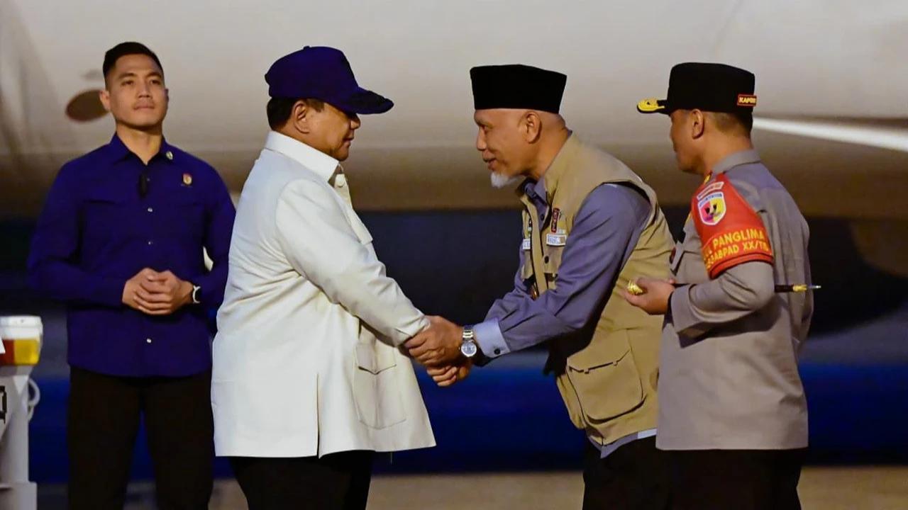 VIDEO: Tak Terduga Prabowo Tanya di Lokasi Bencana Sumatera Barat "Darimana Asal Pak Bahlil?"