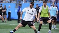 Penyerang Inter Miami Lionel Messi&nbsp;saat pemanasan sebelum laga MLS melawan Charlotte FC di Charlotte, N.C., Minggu, 14 September 2025. (AP Photo/Erik Verduzco)