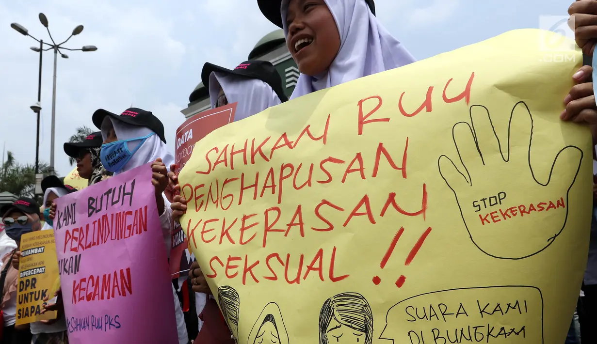 Massa Kolaborasi Nasional melakukan aksi di depan Gedung DPR/MPR, Jakarta, Selasa (17/9/2019). Massa yang menuntut DPR segera mengesahkan Rancangan Undang-Undang (RUU) Penghapusan Kekerasan Seksual (PKS) ini datang dari berbagai daerah. (Liputan6.com/JohanTallo)