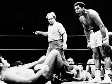 Muhammad Ali menjatuhkan lawannya dalam sebuah laga eksebisi di Tokyo, Jepang, 1 Juli 1976. (AFP)