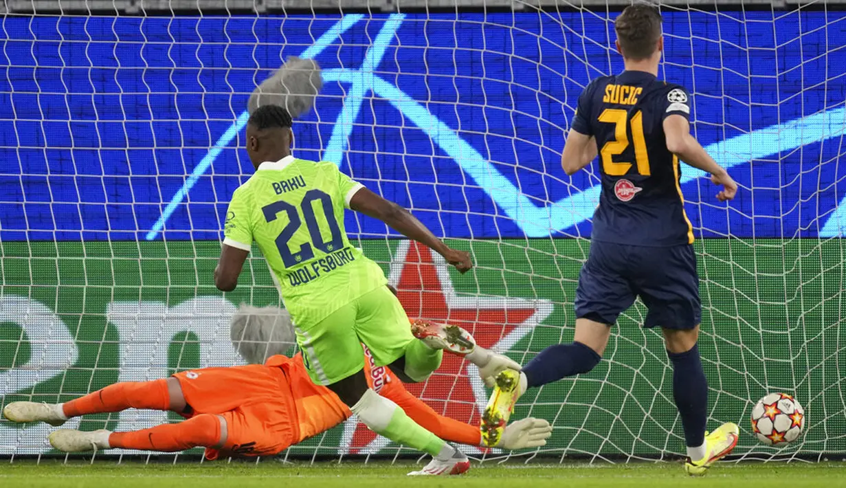 Pemain Wolfsburg Ridle Baku (kiri) mencetak gol ke gawang Salzburg yang dijaga Philipp Koehn (bawah) pada pertandingan Grup G Liga Champions di Stadion Volkswagen Arena, Wolfsburg, Jerman, 2 November 2021. Wolfsburg menang 2-1. (AP Photo/Michael Sohn)