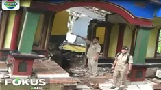 Sebagian warga yang rumahnya ambruk terpaksa harus mengungsi ke rumah kerabat mereka.