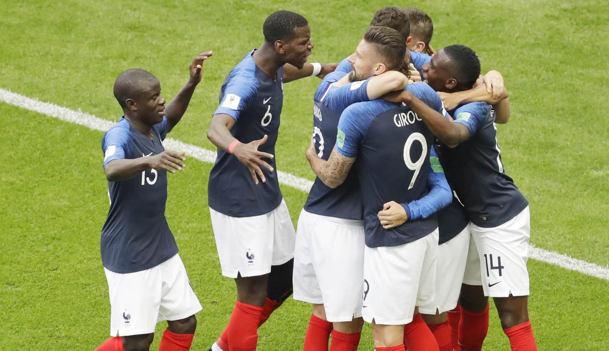 Para pemain Prancis merayakan gol yang dicetak oleh Antoine Griezmann ke gawang Argentina pada laga 16 besar Piala Dunia di Stadion Kazan, Sabtu (30/6/2018). Prancis menang 4-3 atas Argentina. (AP/Sergei Grits)