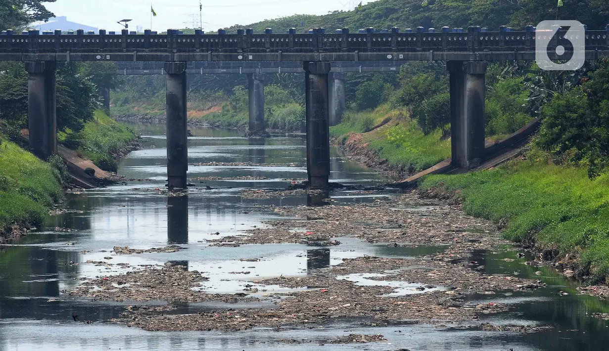 Pemandangan aliran Kanal Banjir Timur (KBT) yang mengering di sepanjang Rawa Bebek, Jakarta, Senin (21/8/2023). Musim kemarau yang terjadi dalam satu bulan ini menyebabkan debit air Kanal Banjir Timur berkurang sehingga memperlihatkan dasar sungai. (merdeka.com/Imam Buhori)