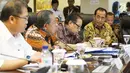 Menteri Perhubungan Budi Karya Sumadi (kanan) menyampaikan keterangan pencapaian tiga tahun pemerintahan Presiden Jokowi-JK di Gedung Bina Graha, Jakarta, Selasa (17/10). (Liputan6.com/Angga Yuniar)