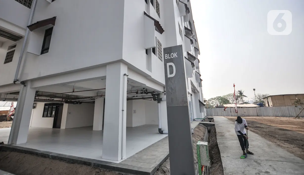 Pekerja saat membersihkan area di salah satu menara (blok) Kampung Susun Akuarium, Jakarta, Selasa (17/8/2021). Pemerintah Provinsi DKI Jakarta telah selesai membangun dua dari lima blok Kampung Susun Akuarium yang rencananya hari ini diresmikan oleh Gubernur Anies Baswedan. (merdeka.com/Iqbal S. Nu