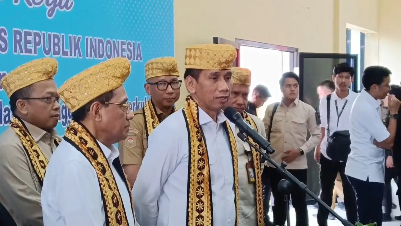 Wamenkes, Paulus Octavianus (kiri) dan Wamendagri Akhmad Wiyagus (kanan) meninjau fasilitas pelayanan kesehatan di Bandar Lampung