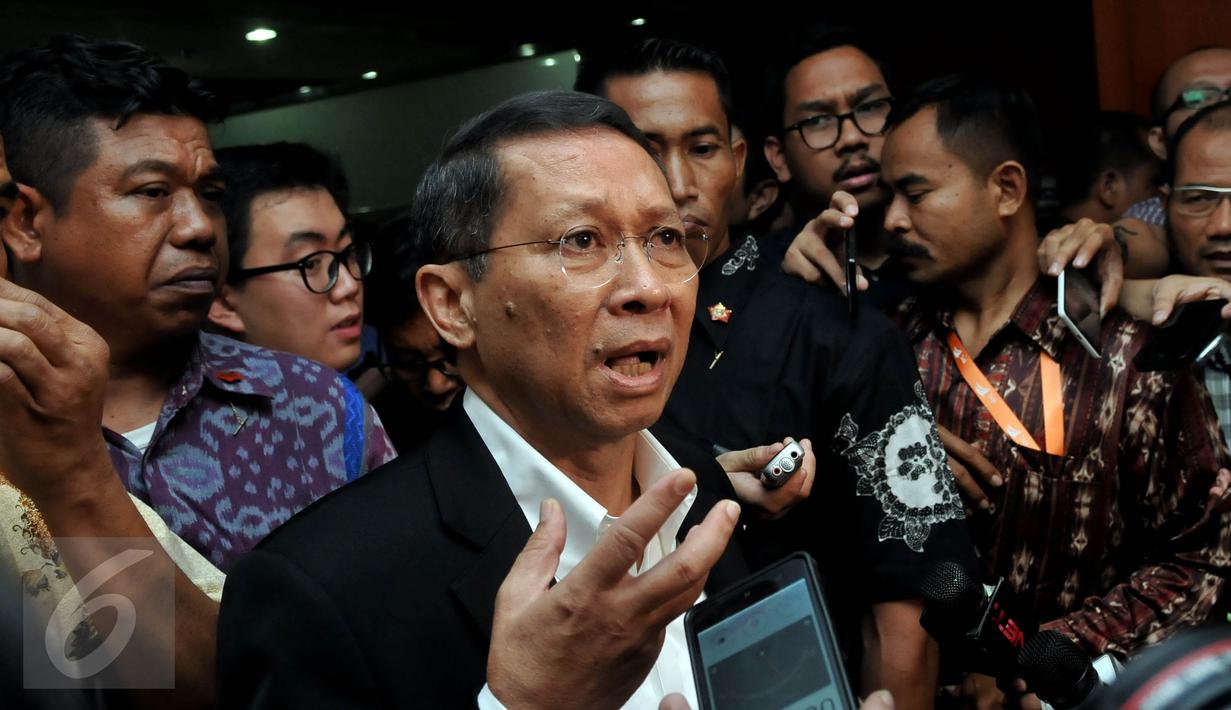 Robert Joost Lino memberikan keterangan pers usai menghadiri rapat pembentukan Panja Pelindo II bersama Komisi VI DPR RI, Jakarta, Rabu (14/9/2015). Rapat membahas perkembangan kasus hukum dugaan korupsi crane di Pelindo II. (Liputan6.com/Johan Tallo)