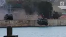 Tank amphibi melakukan atraksi saat geladi resik HUT TNI ke-72 di Cilegon, Banten, Selasa (3/10). Geladi resik tersebut untuk memperingati HUT TNI ke-72 yang dilaksanakan tanggal 5 Oktober. (Liputan6.com/Angga Yuniar)