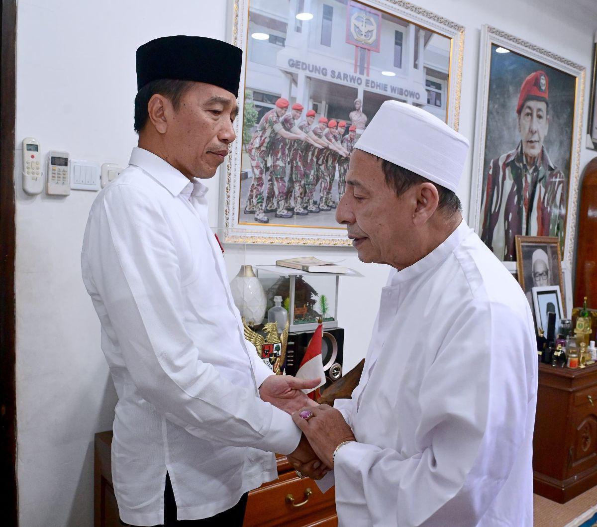 Presiden Joko Widodo atau Jokowi bertakziah ke rumah duka almarhumah Syarifah Salma binti Hasyim bin Yahya di Kota Pekalongan, Provinsi Jawa Tengah, Rabu (29/5/2024).&nbsp;Almarhumah merupakan istri dari pendakwah sekaligus anggota Dewan Pertimbangan Pres