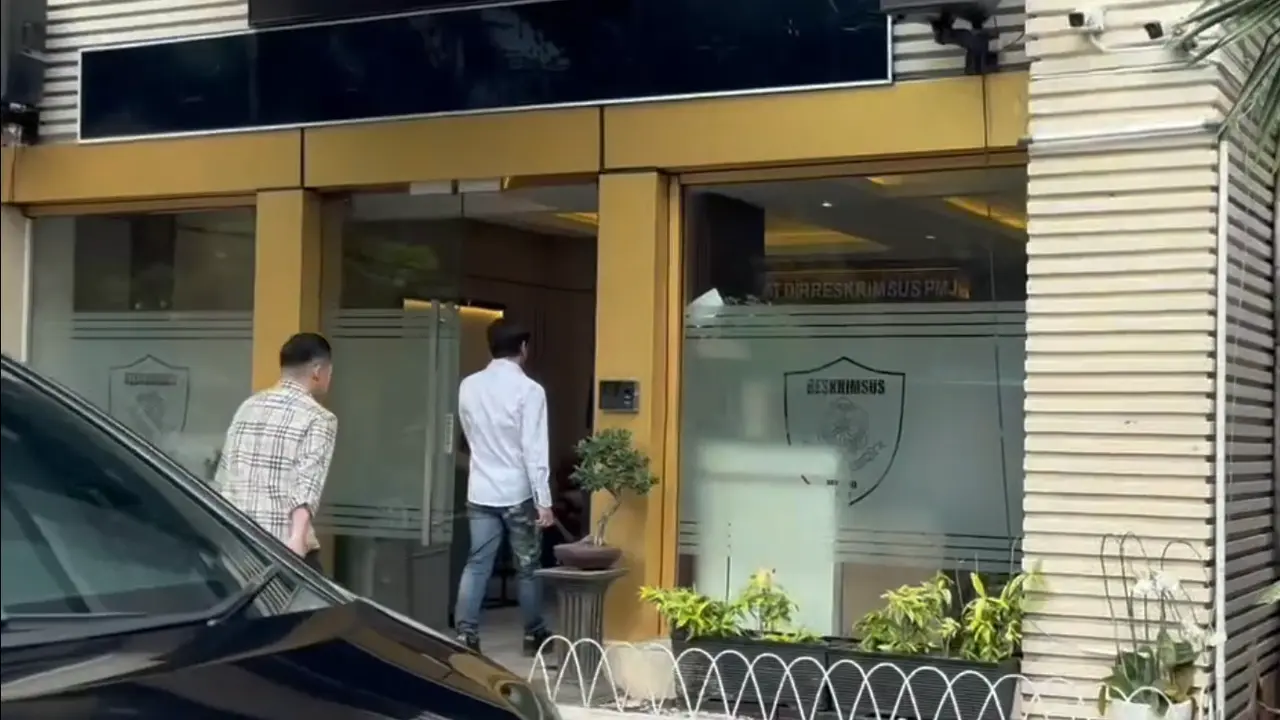 Dokter Richard Lee hadir memenuhi panggilan di Polda Metro Jaya, Rabu (7/1/2026) (Liputan6.com/Ady Anugrahadi)
