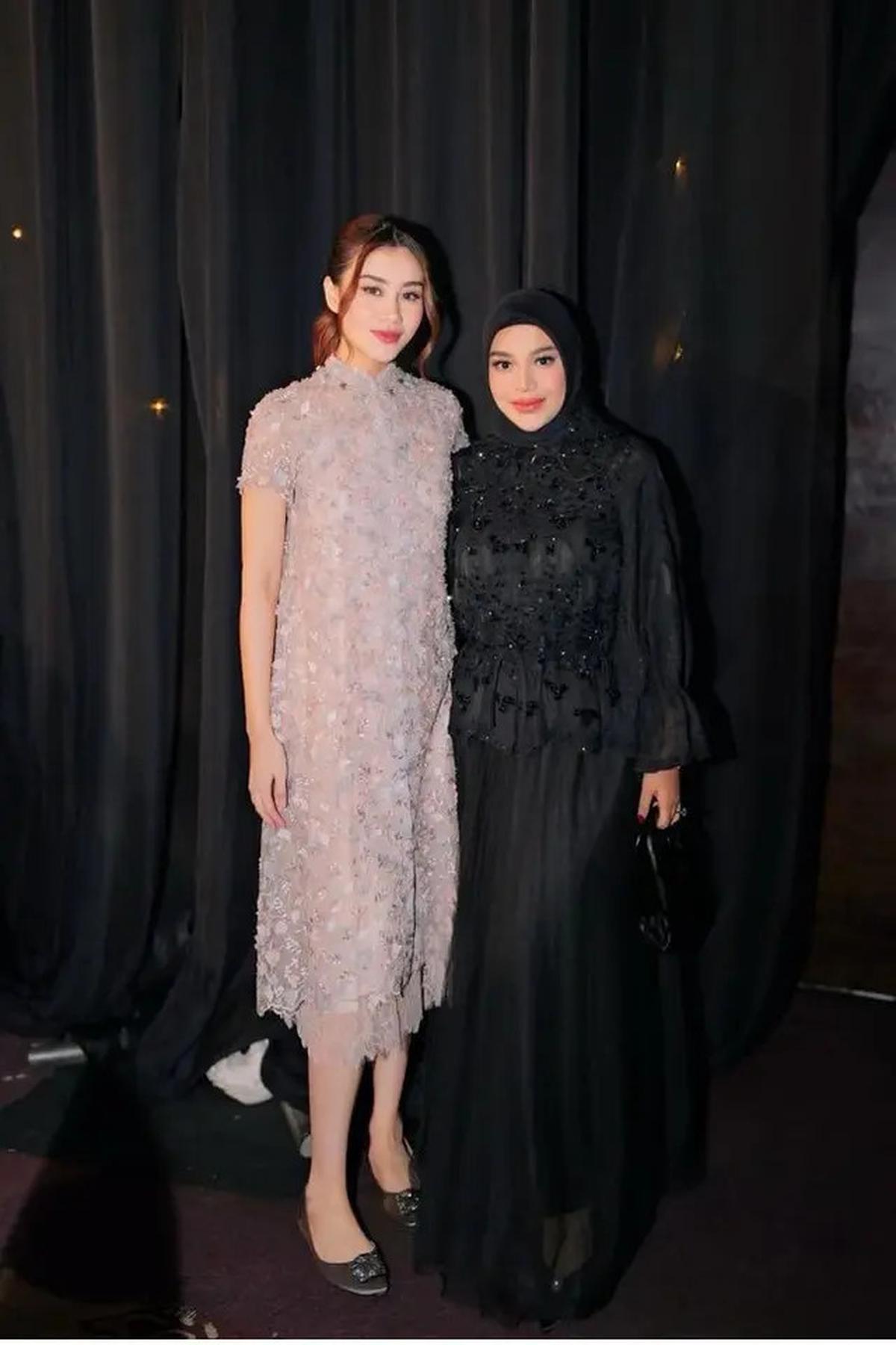 6 Beda Gaya Fuji dan Aaliyah Massaid dengan Tas Mewah di Acara Ngunduh Mantu Kakak Fadil Jaidi