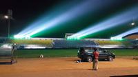 Stadion Kanjuruhan Malang pada H-1 pembukaan Piala Jenderal Sudirman, sudah dihiasi laser dengan memainkan cahaya biru, putih, dan merah. (Twitter @AremaCronusFC)