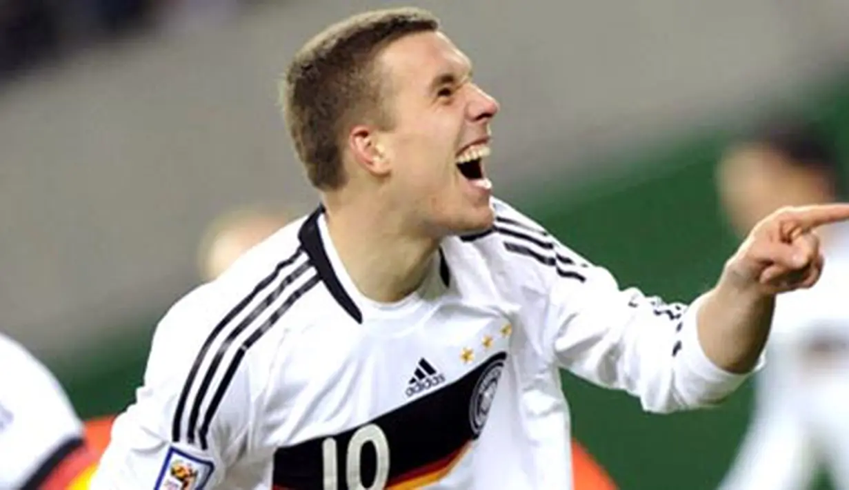 Germany&#039;s striker Lukas Podolski celebrates after scoring the 4-0 against Liechtenstein during their World Cup 2010 qualifying match on March 28, 2009 in Leipzig, eastern Germany. AFP PHOTO/OLIVER LANG