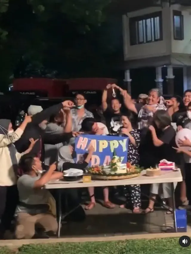 7 Momen Perayaan Ultah Prilly Latuconsina ke-25, Dapat Kejutan Billboard Raksasa