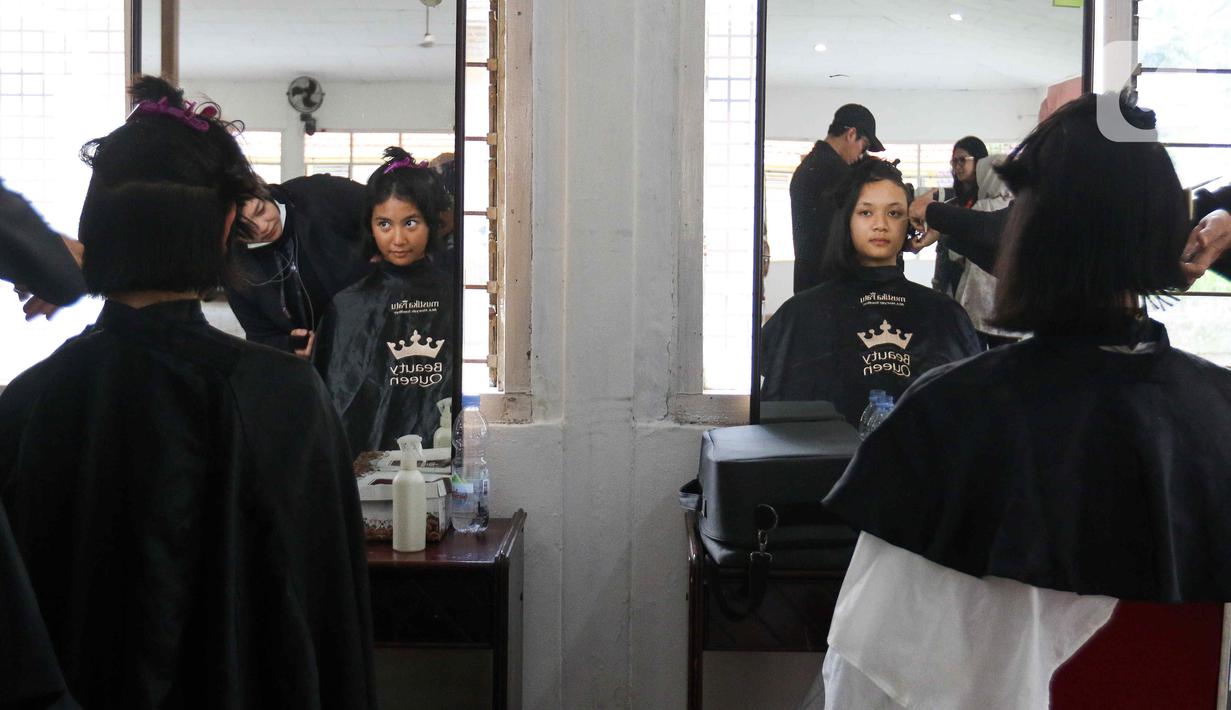 Pasukan Pengibar Bendera Pusaka (Paskibraka) melakukan prosesi potong rambut saat pemusatan diklat Paskibraka 2024 di Jakarta, Minggu (14/7/2024). (Liputan6.com/Herman Zakharia)