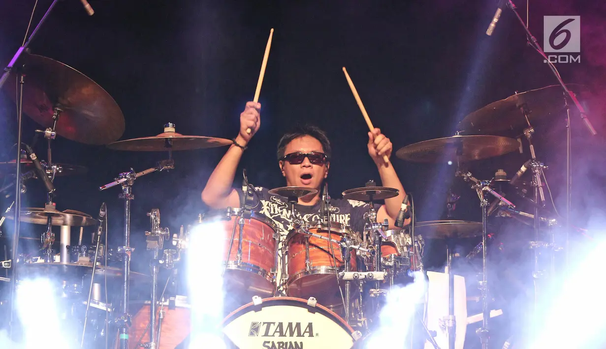 Drummer God Bless menunjukkan aksinya dalam JogjaRockarta International Music Festival 2017 di Stadion Kridosono, Jogjakarta, Jumat (29/9). Dalam penampilannya God Bless membawakan sebanyak 12 lagu. (Liputan6.com/Herman Zakharia)