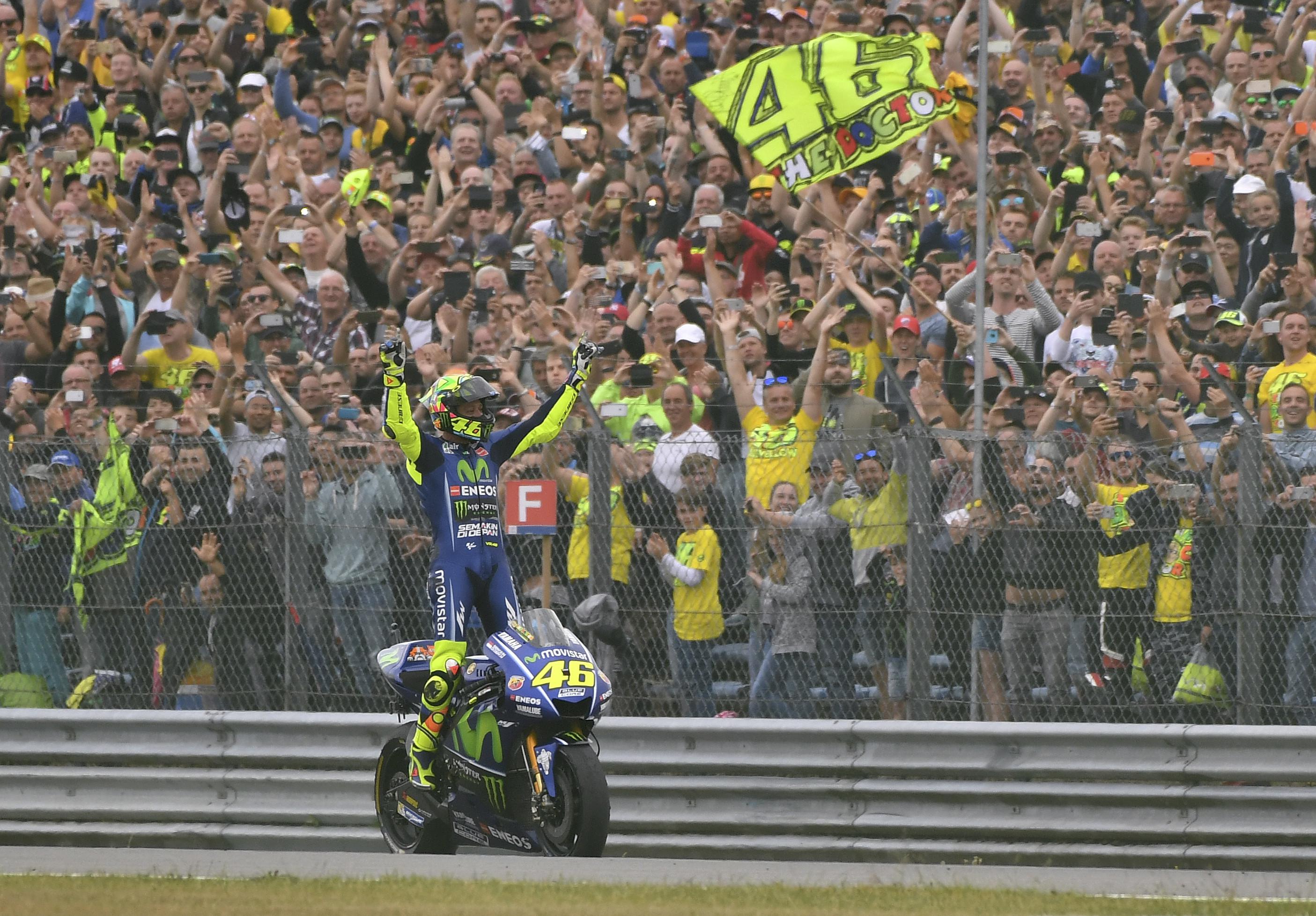 Pembalap Movistar Yamaha, Valentino Rossi ikut memanaskan persaingan di papan atas klasemen MotoGP 2017. (AP Photo/Geert Vanden Wijngaert)