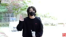 Saat turun dari mobil, Jungkook sudah ditunggu pewarta. Dengan ramahnya, ia pun melambaikan tangannya. (Foto: Dispatch/Allkpop)