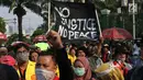 Sejumlah mahasiswa dari berbagai perguruan tinggi di Jakarta melakukan aksi unjuk rasa di depan Kompleks Parlemen RI, Senin (16/9/2019). Dalam aksinya, mereka menolak berbagai RUU yang sedang adan akan dibahas oleh para anggota dewan. (Liputan6.com/Helmi Fithriansyah)