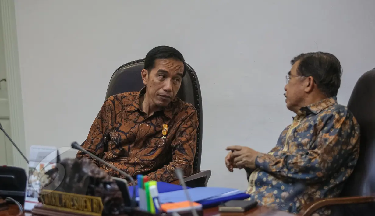Presiden Jokowi (kiri) berdiskusi dengan Wapres Jusuf Kalla saat memimpin rapat terbatas di Kantor Kepresidenan, Jakarta, Rabu (3/6/2015). Dalam rapat tersebut dibahas mengenai strategi ketersediaan bahan pokok. (Liputan6.com/Faizal Fanani)